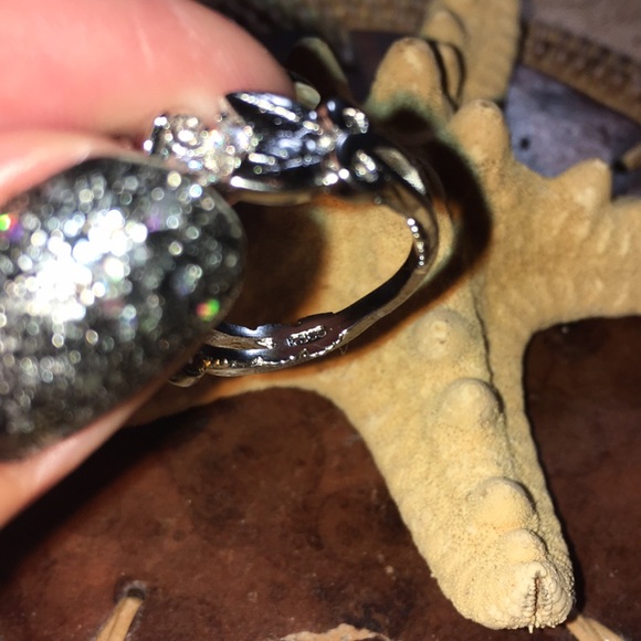 5 Stone Flower 🌸 Ring - Picture 4 of 8